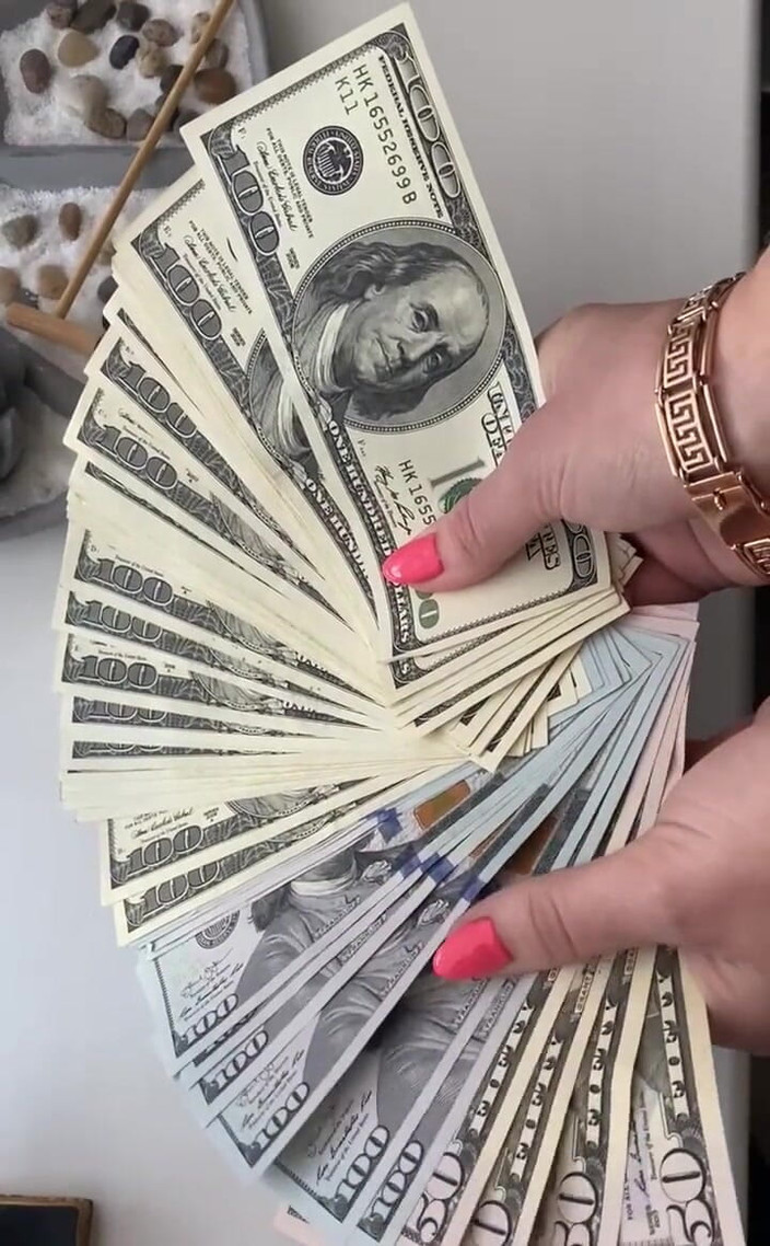 Goddess Misha Goldy: 내 섹시한 손에 유기농 현금이 어떻게 보이는지 보고, 우아하게 손가락으로 만질 때 그들의 부스럭거리는 소리를 들어봐