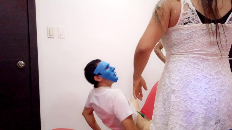 Martin13: Вечірка досягає свого максимального моменту, і вони починають трахатися без обмежень, дуже інтенсивно. Любительське тріо