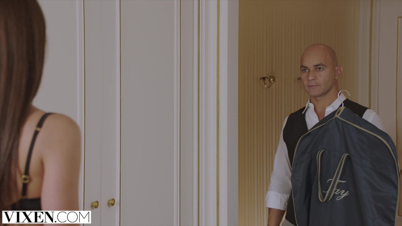 Vixen: Vixen Little Caprice зраджує в Парижі