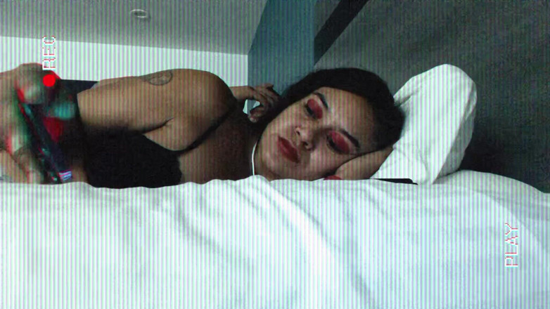 ToXxXiicBarbiie: Banging and Chatting with Viewers on a Live