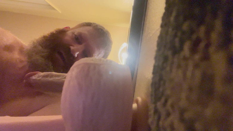 Uzi4flies: Dubbele penetratie met dildo's alleen in mijn hotelkamer