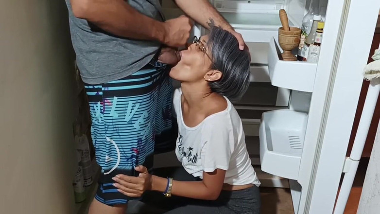 Swingersamateur40: 我喜欢当我的丈夫不在的时候，我和我的继子表现得像一个大婊子。