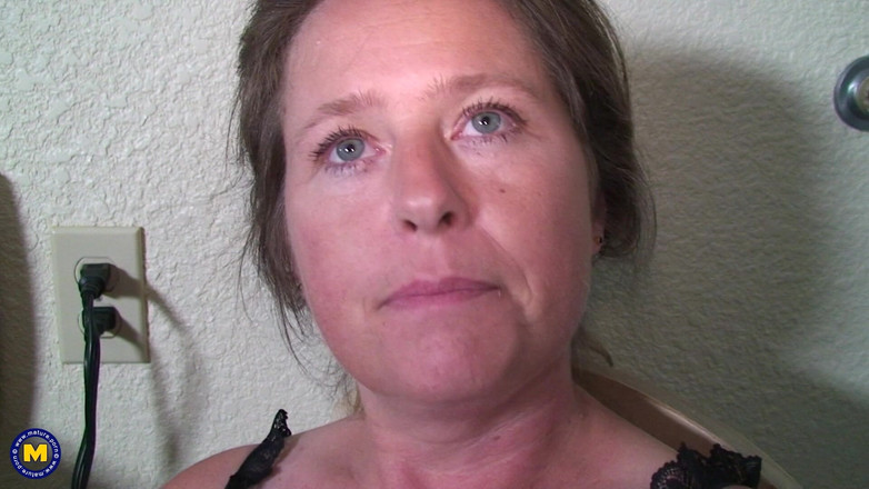 Mature NL: Signora matura con bellissimi occhi eccitati ama un grasso cazzo...