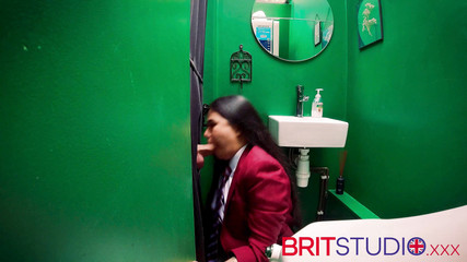 Brit Studio: O fată asiatică suge pula la gaura din zid - gloryhole
