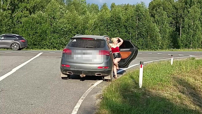 RedRoseRus: Îi tachinează pe șoferi pe autostradă