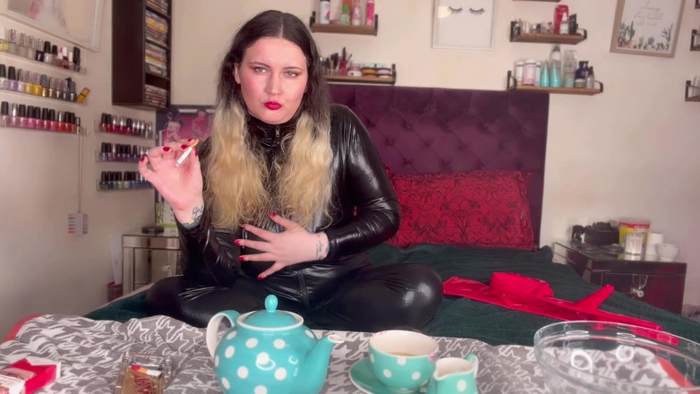 MissFFW: ミストレス・フフはおしっこが飛びそうになるまでお茶を飲み続けている