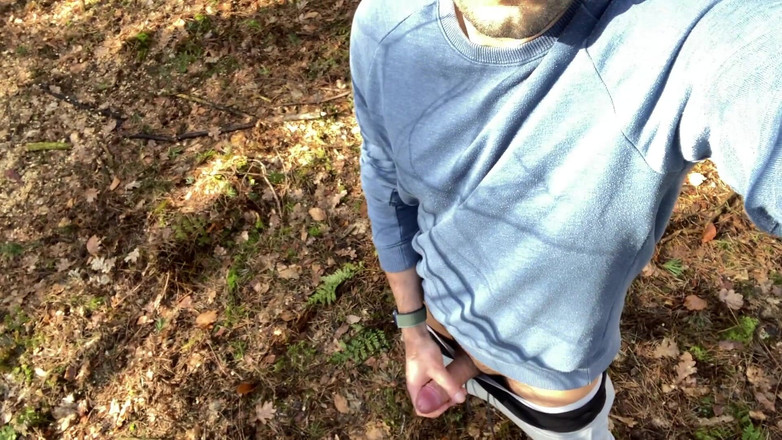 Fratchino: 饥渴的家伙用坚硬的鸡巴撒尿并高潮