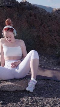 Roodharige plast in de bergen na yogatraining