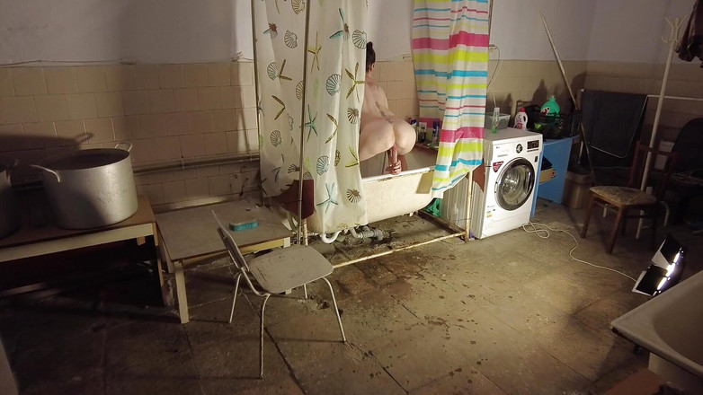 Roy1987: 継母がシャワーで自慰行為をしているところを捕まえ、彼女を上手にファックしました