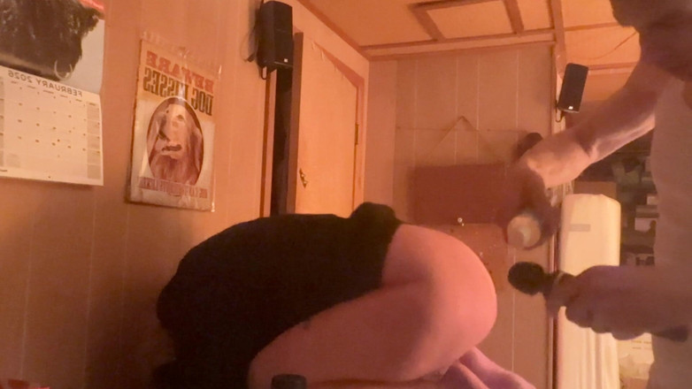 Alpha stud 4 u: Sledujte, jak ji škádlím v suterénu v mrazáku