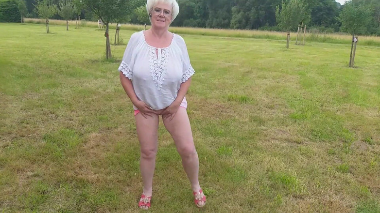 PureVicky66: Calda nonna piscio all'aperto