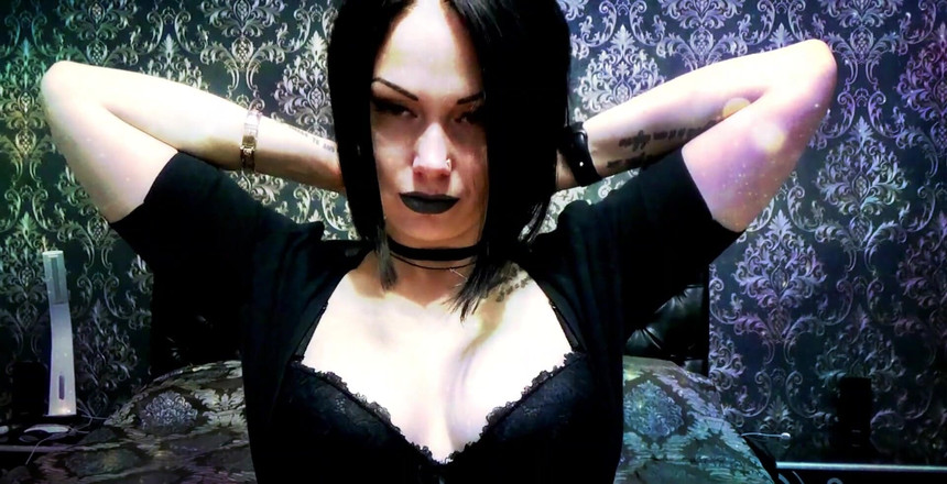 Goddess Misha Goldy: Będę modelować dla ciebie różne seksowne naszyjniki choker, drażniąc cię...