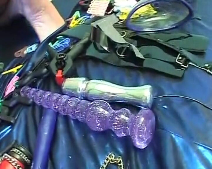 Deutsche XXX Filme: Cô bé người Đức hấp dẫn ăn đụ sau khi đụ bdsm nóng bỏng