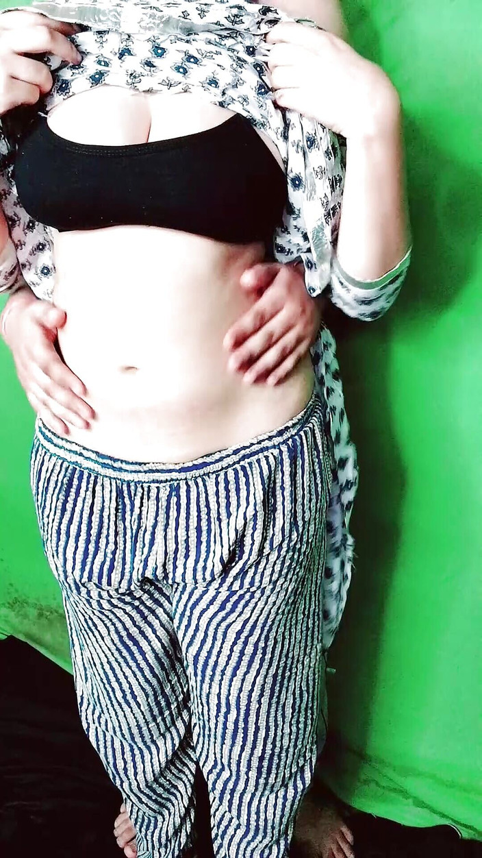 Vicky Thakur: Desi ragazza indiana pancia e strofinamento del corpo 8