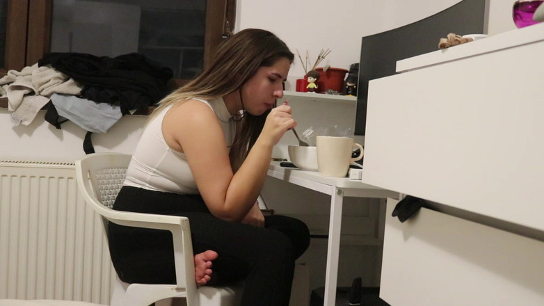 NipsAndStrips: Пукання під час їжі за моїм столом