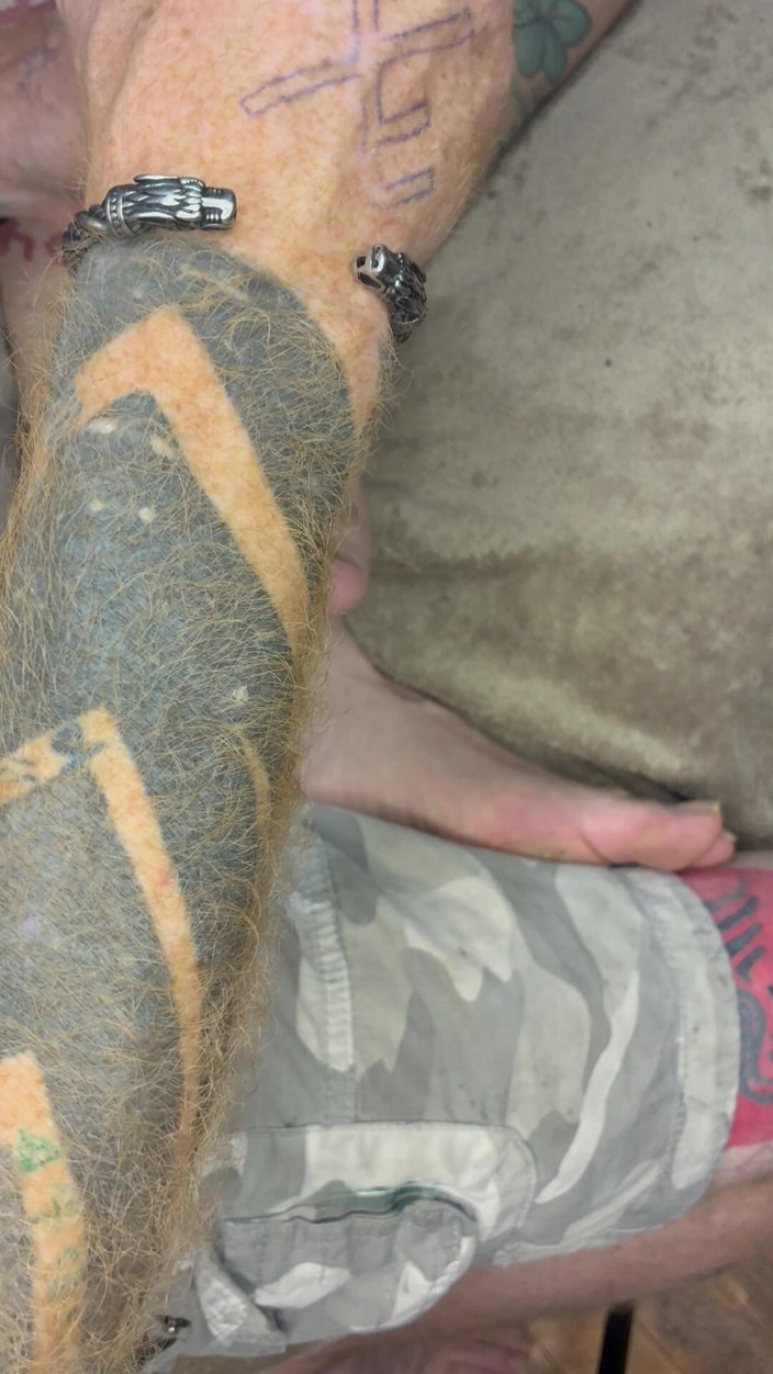 Freja88: Freja Gets Her Toe Nails Painted