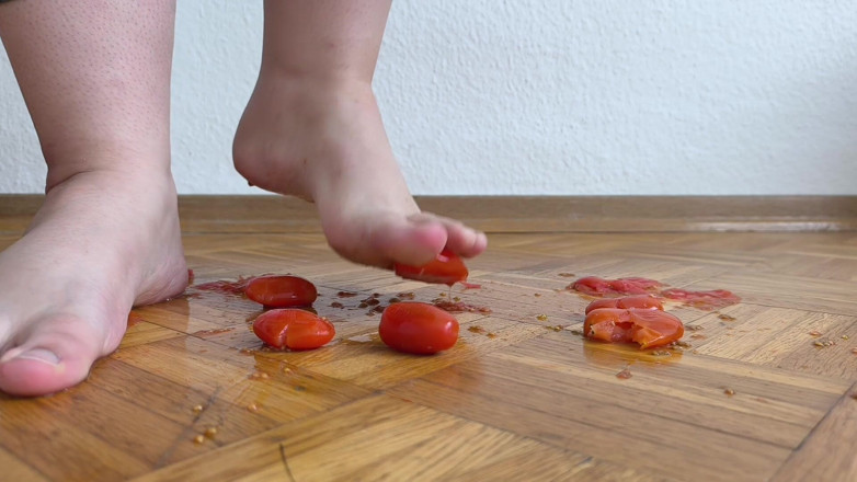 Your QueenXoXo: Huge Legs Vs. Cherry Tomatoes