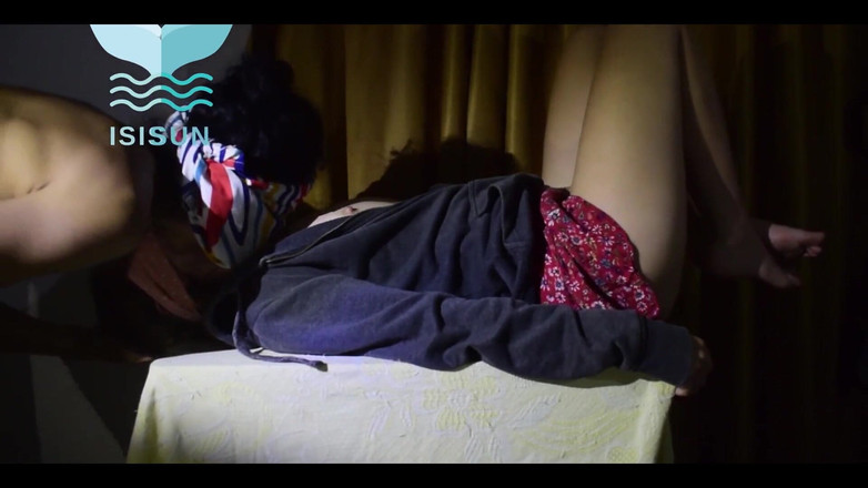 Isis Sun: Üvey kız kardeşim masada penisimi yemeyi seviyor