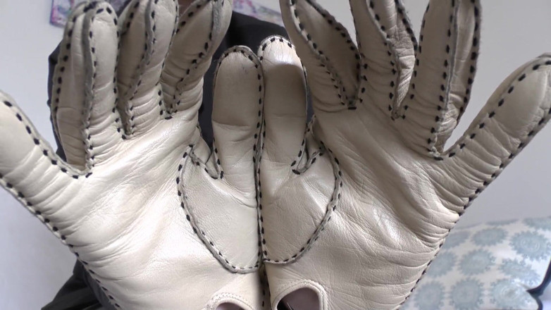 Lady Victoria Valente: Beige Leather Gloves with a Strong Leather Scent on Your...