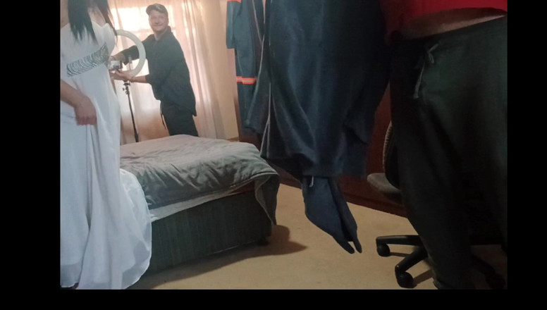 Mysticbabe: 我的继母和他的朋友想要同时操我，而一个人则在撸管我那滴着精液的紧致阴户