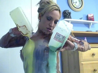 Solo Sensations: Sexy amatérská potetovaná děvka vylévá mléko a krém na své...