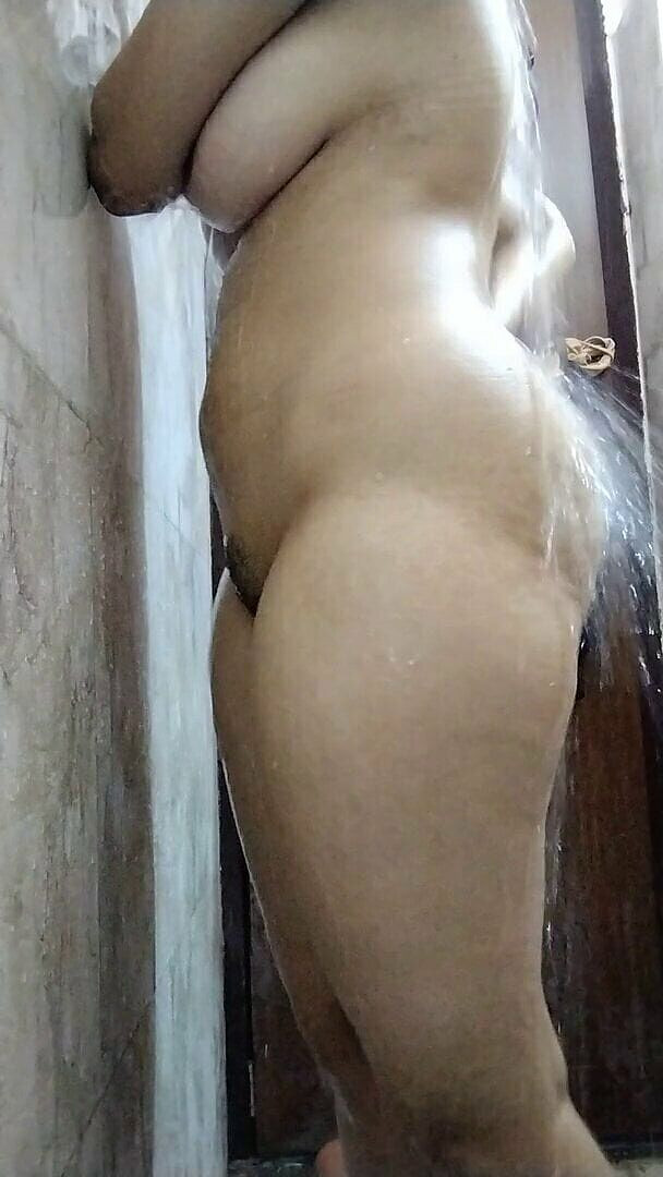 Riyathakur: Молодая индийская 18-летняя тинка впервые мастурбирует дома