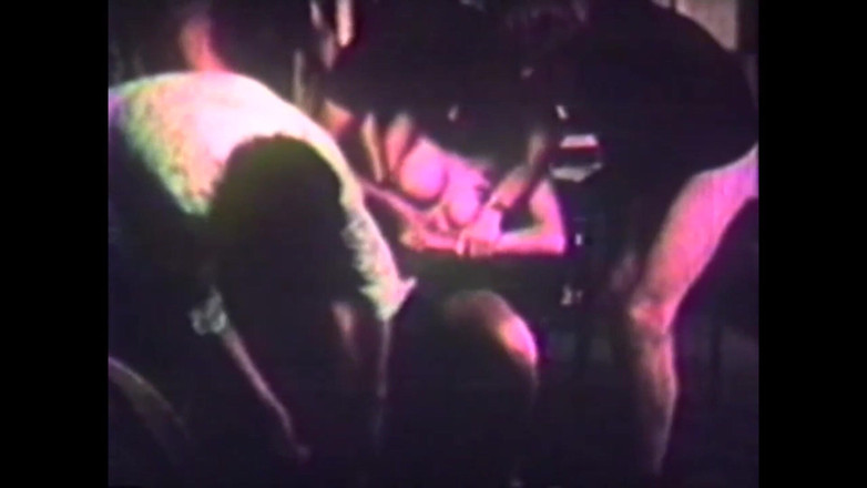 Vintage Usa: Harde gangbang voor een jonge brunette met grote tieten