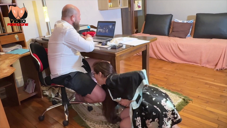 Video Porno One: Ich Werde Geblasen, Während Ich Mit Meinen Kollegen Auf Video...