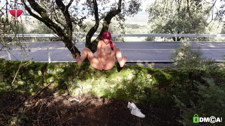 Candystart Videos: Publiczna masturbacja całkowicie naga na de side of the road