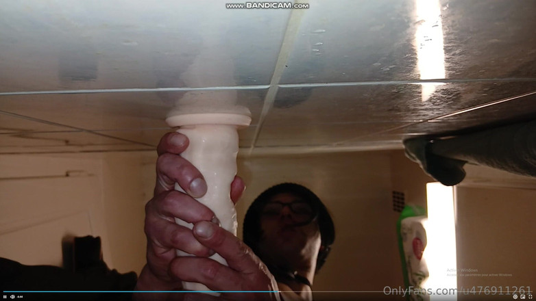 Nelly Geneva: Sexy Nelly Solo In De Badkamer Met Haar Speeltje