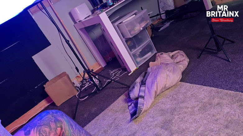 Mr Britain X: Distracție pe canapea cu partenerul meu heterosexual