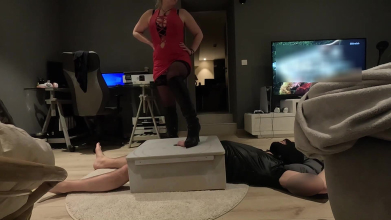 French femdom: Français perverse prend soin de sa soumise sur la boîte à...