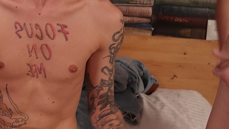 Max Gen: Trois Mecs Juteux Baisent Le Cul Serré Du Minet