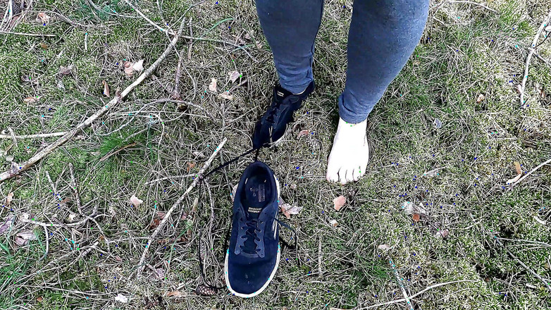 Bouncy Tits Action: Полностью обнаженные сиськи наказаны в лесу