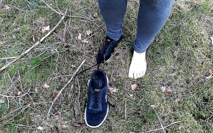 Bouncy Tits Action: Helt nakna bröst straffas i skogen
