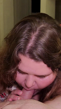 Saftiger, schlampiger blowjob von süßer gebräunter bbw-mieze mit dicken möpsen