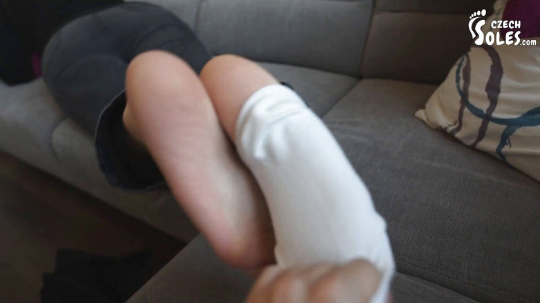 Czech Soles - foot fetish content: Великі, втомлені і смердючі ноги - відео від першої особи