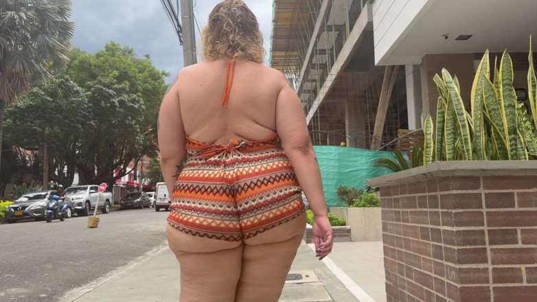 Valentina Lunarae: Promenade taquine le cul dans un body minuscule, séduction sous...