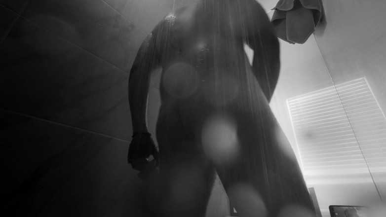 Ivan the Pleasure Dom: ストレートの既婚男性がシャワーでディルドを抱く(パート1)