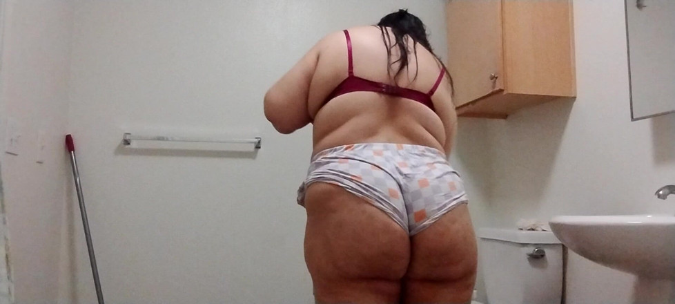 Bridivine: Watch Bridivine Shake That Ass While Cleaning