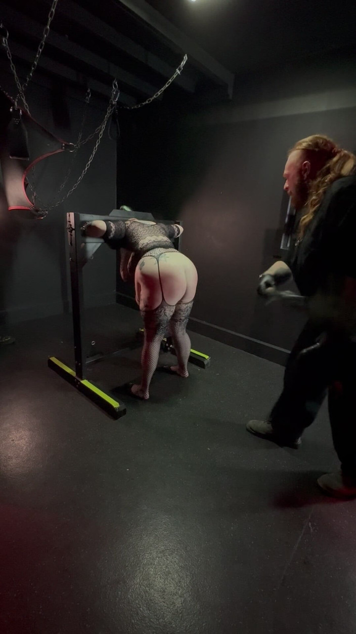 Bambi_beauty1: Kızıl adam bambiyi parçalıyor