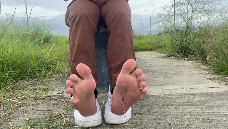 Mr Feet Colombia: SIE LÄSST IHRE SCHUHE IN DER ÖFFENTLICHKEIT RASIEREN UND ZIEHT IHRE...