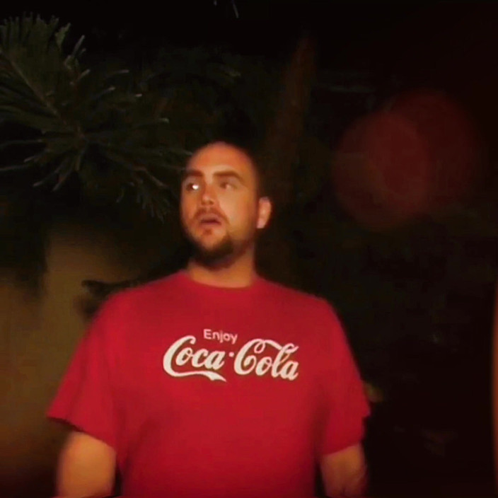 Alaric Corvinus: देर रात धूम्रपान आउटडोर।