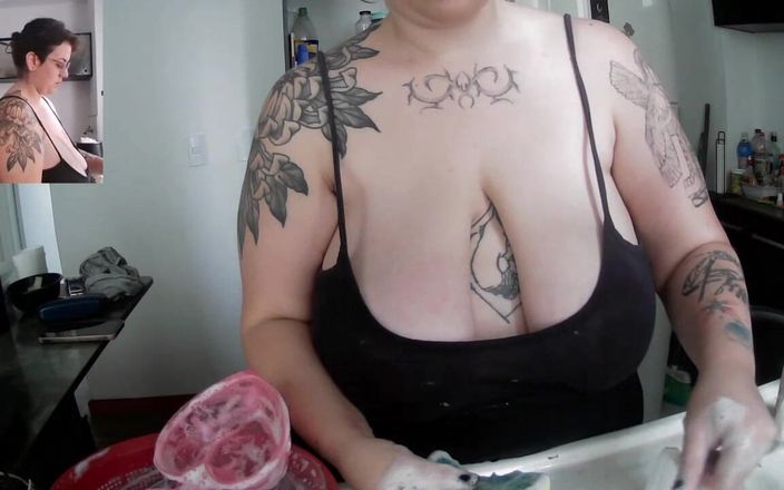 Luci Fever: Tattoed milf lavando a louça com decote demais