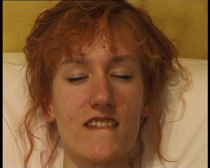 YOUR FIRST PORN: Zrzka Vicky a silné dildo