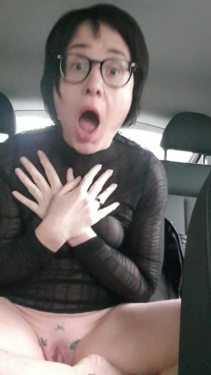 JulieEroticDress: MILF stříká venku na veřejném parkovišti