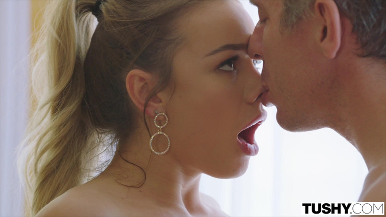 Tushy: Tushy 美丽的 naomi swan 第一次！