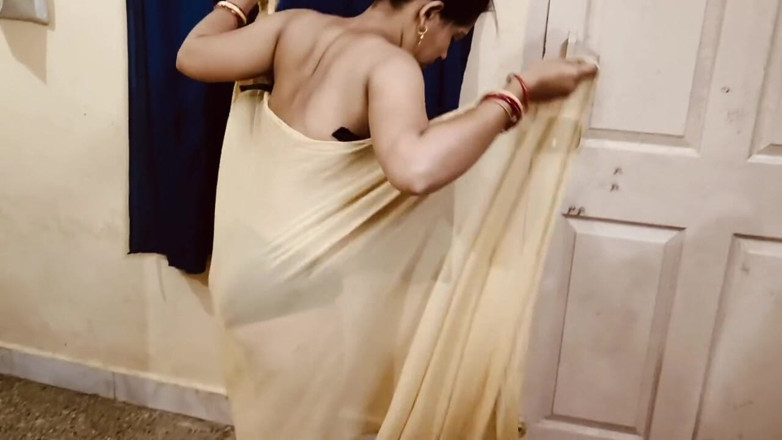 Madhu bhabhi: Natural Village House Wife Nude Bathing Video