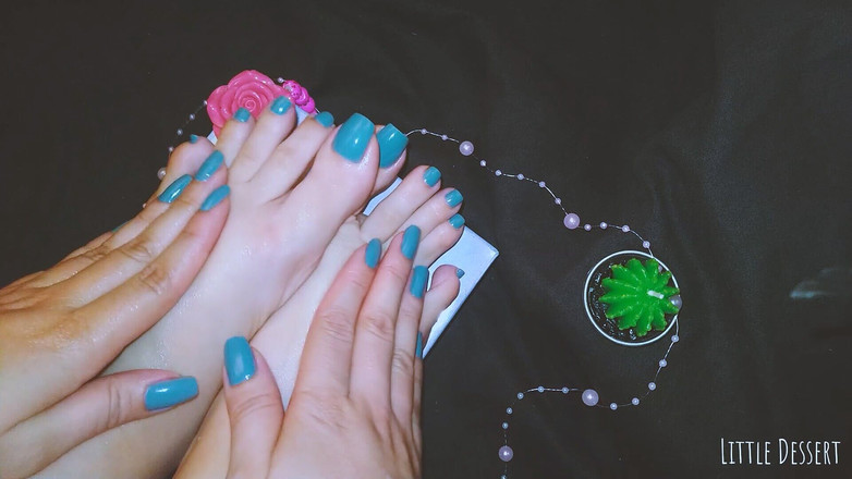 Little Dessert: Orgasm cu masaj la picioare și fetiș cu picioarele