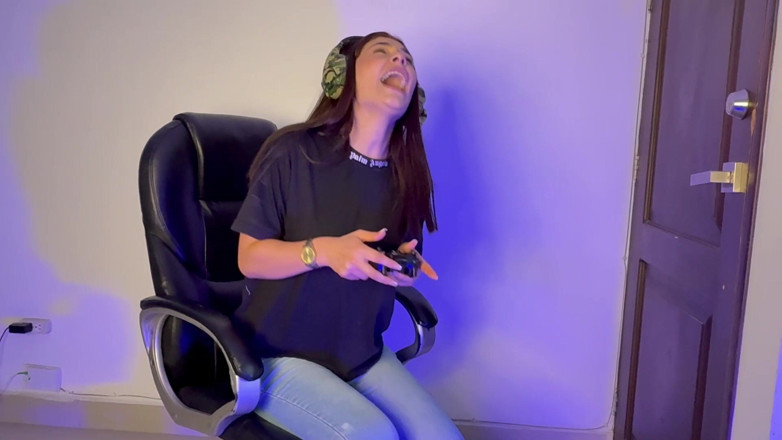 alejakink: I Wet My Jeans While Playing with My Friends